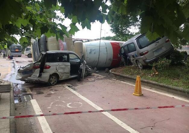 攪拌車路口側(cè)翻致1死1傷 橫著壓到兩輛小轎車或由于車速太快