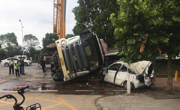 攪拌車路口側(cè)翻致1死1傷 橫著壓到兩輛小轎車或由于車速太快