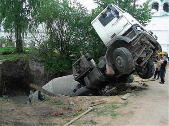 滿載水泥攪拌車不小心掉進巨坑里，最后還得司機還得掏錢維修！