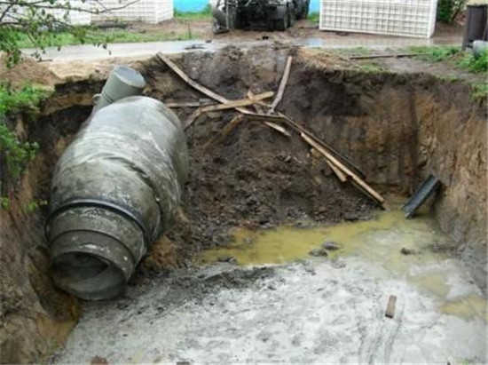 滿載水泥攪拌車不小心掉進巨坑里，最后還得司機還得掏錢維修！