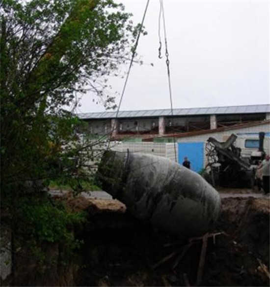 滿載水泥攪拌車不小心掉進巨坑里，最后還得司機還得掏錢維修！