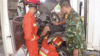 貨車與攪拌車發(fā)生追尾 貨車司機被困駕駛室(圖)