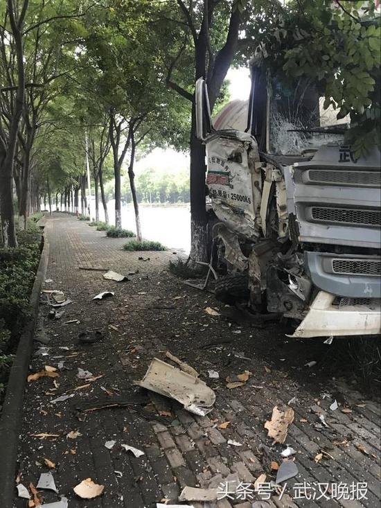 水泥攪拌車撞樹現(xiàn)場(chǎng) 通訊員程仁斌攝