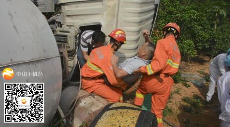 翻車！翻車！三鄉(xiāng)一大號(hào)攪拌車滾下山坡，司機(jī)...