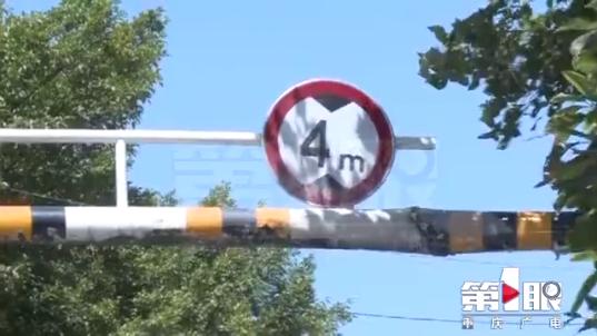 返空攪拌車過(guò)橋洞 車身“長(zhǎng)高”被卡住
